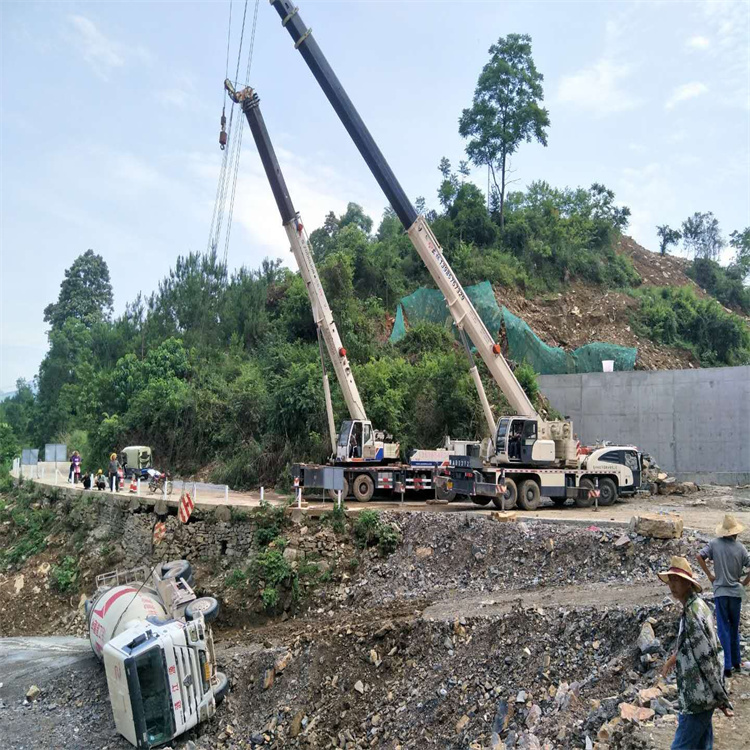 常州汽车掉沟里叫吊车救援要多少钱